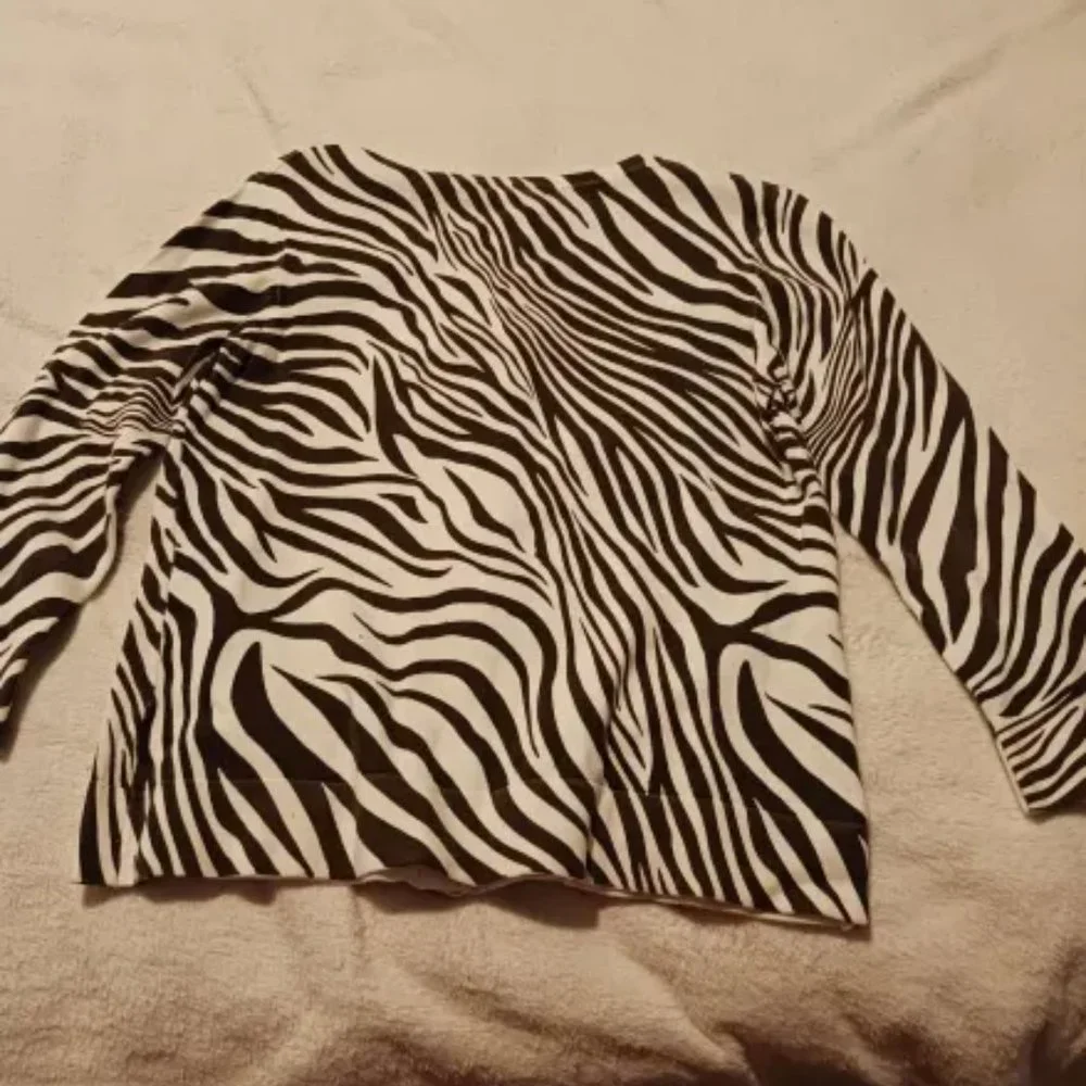Womans Blouse - Picture 4 of 4